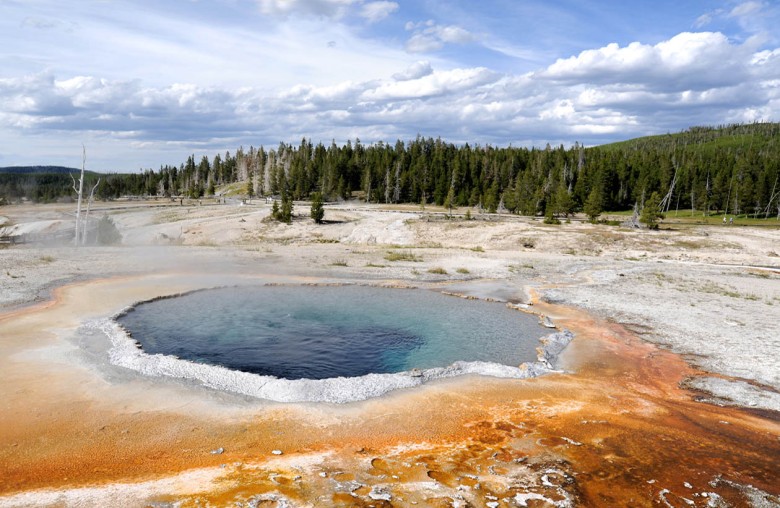 Jedno z bajecznie kolorowych gorących źródeł w Yellowstone