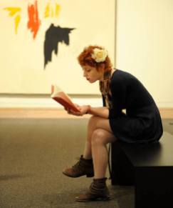 Zaczytana dziewczyna w Metropolitan Museum w Nowym Jorku (STANY ZJEDNOCZONE)