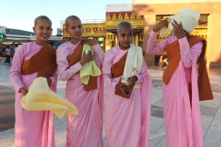 Młode mniszki buddyjskie pod Złotą Skałą na górze Kyaiktiyo (BIRMA)