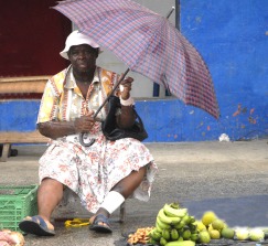 Pani z bananami i parasolem na Karaibach (SAINT LUCIA)