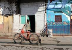 Nastolatka z rowerem w miasteczku Granada (NIKARAGUA)