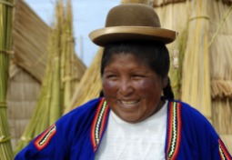 W eleganckim kapelusiku - kobieta z jeziora Titicaca (PERU)