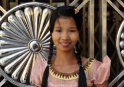 Wdzięk i uroda młodości - dziewczyna spotkana w świątyni Shwedagon w Rangunie (BIRMA)