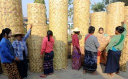Sprzedawczynie mat na targu w Nyaung Shwe (BIRMA)