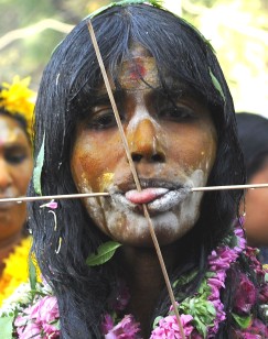 Rytualny piercing - kobieta biorąca udział w procesji Kanwar Yatra (BIRMA)