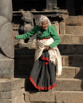Staruszka schodząca po schodach w starozytnym mieście Bhaktapur (NEPAL)