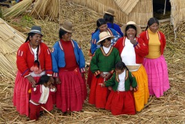 Kobiety plemienia Uros z wioski pływajacej po jeziorze Titicaca (PERU)