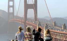 Młode Amerykanki z rozwianymi włosami podziwiają słynny most Golden Gate w San Francisco (STANY ZJEDNOCZONE)